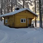 Talo Kainuun Korvessa Kiekinkoskella *